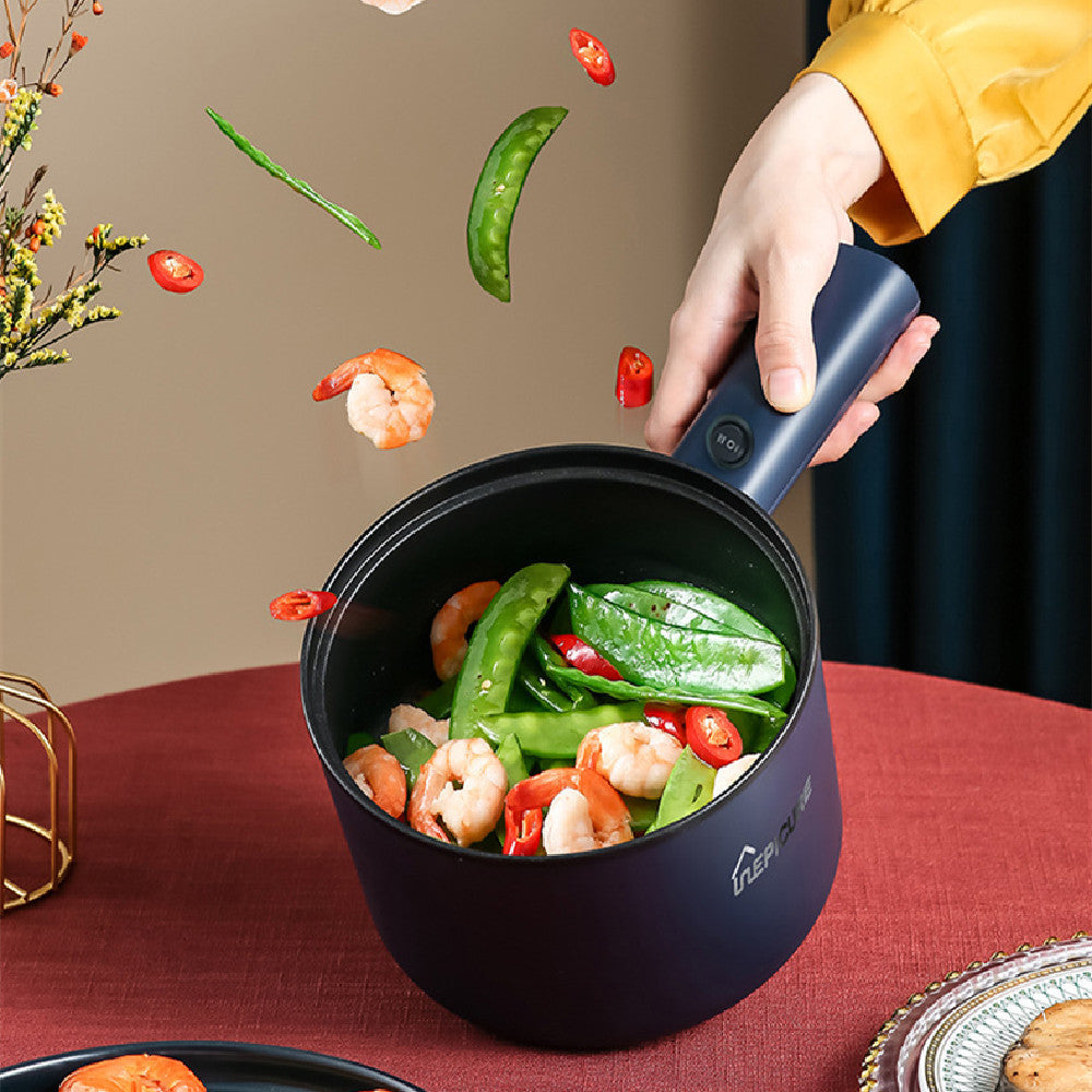 Blauwe elektrische hotpot met deksel in hand